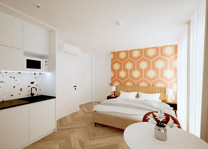 Retro Boutique By Dom & House *